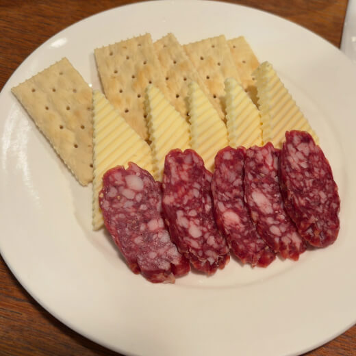 ヤンキィース　チーズとサラミとクラッカー